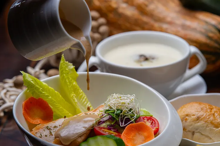 「秋季風情畫」餐飲優惠即日起至11/30止，套餐內含前菜、沙拉、湯品，主餐三選一，還有飯後水果甜點等超豐盛饗宴。業者提供