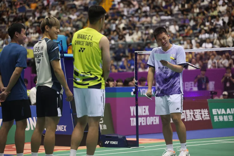 李洋在和老搭檔王齊麟說話時再度淚崩。   中央社