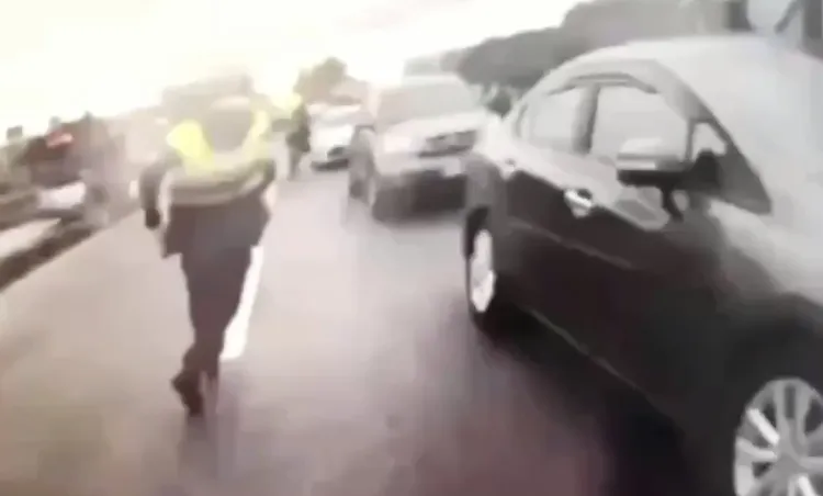 支援警力圍捕該計程車。警方提供