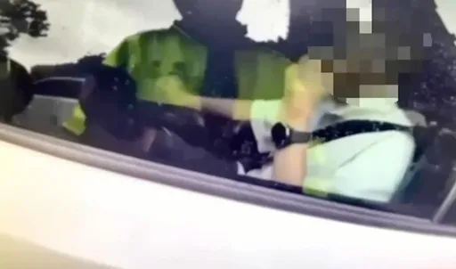 多元計程車不服攔停還意圖撞方 駕駛四處逃竄遭圍捕!駕照吊銷還得送法辦