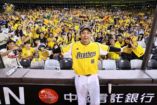 周思齊生涯最後半局輪流守外野3位置  跟球迷告別