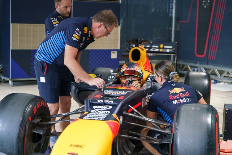 來自英國的技師團隊進行最後測試，現場正式點燃經典V8引擎。Red Bull提供