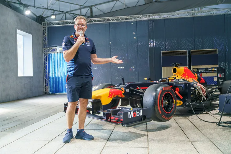首席技師親自蒞臨車庫分享F1比賽重要的細節。Red Bull提供