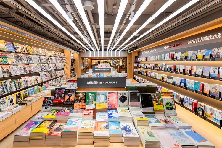「誠品生活站前店」以經典木質色系打造沉靜氛圍。誠品提供