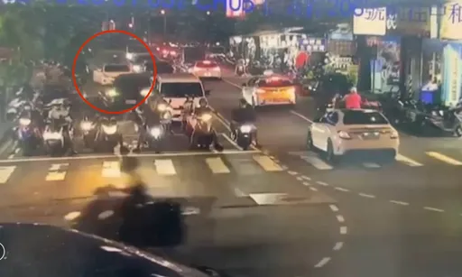 板橋赤膊男違停拒檢!駕車撞4警車逃逸 闖紅燈車陣狼狽被捕