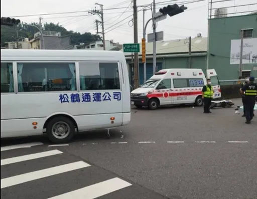 台中校車撞上電動二輪車　74歲女騎士「頭部重創」慘死！學生目擊嚇壞了