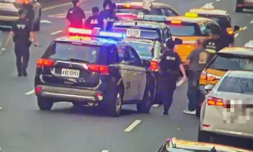 北市情侶爭吵 運將慘被波及!醉男扯衣擋車遭警壓制