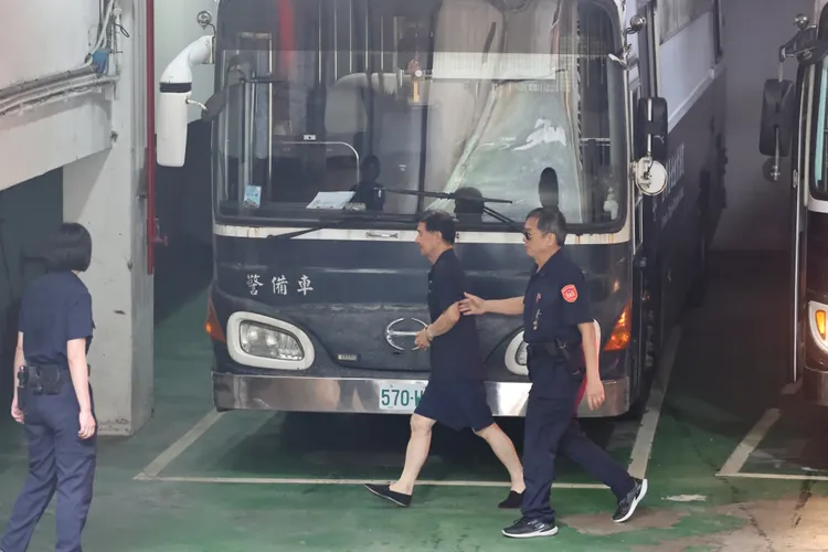 彭振聲昨被北檢二度提訊時，身上穿的是他在北所門市部購買的POLO杉。張欽攝