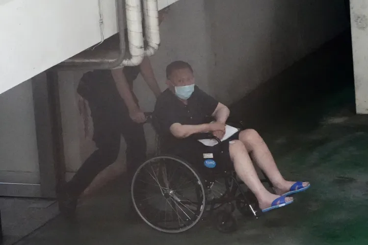 沈慶京日前被提訊時所穿的藍色POLO衫是向看守所門市部購買。資料畫面