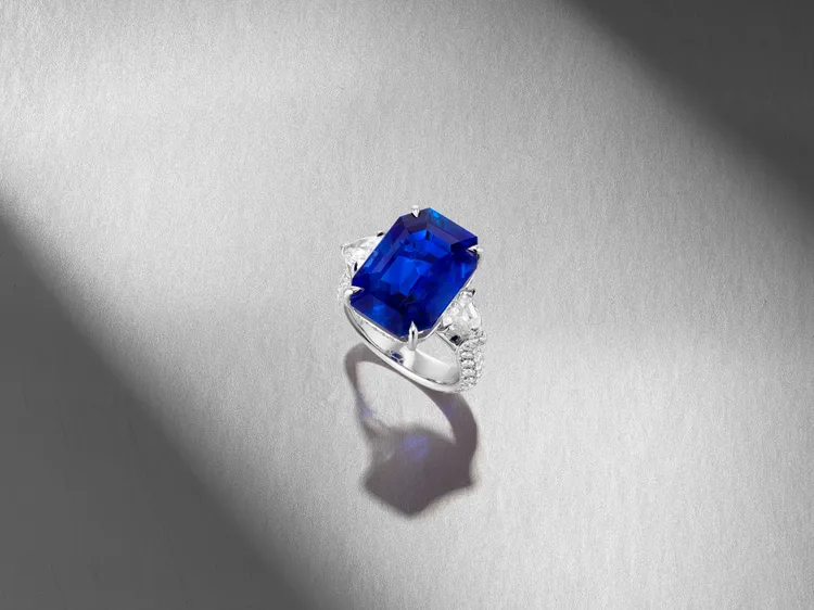 16.07克拉緬甸天然藍寶石配鑽石戒指，估價約320萬港幣（約1320萬台幣）。富藝斯提供