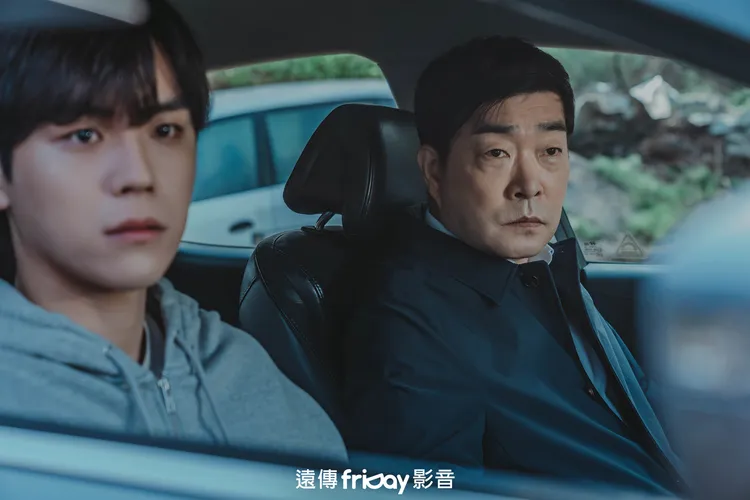 孫賢周（右）劇中為了兒子金度勳，遊走黑白兩道。friDay影音提供
