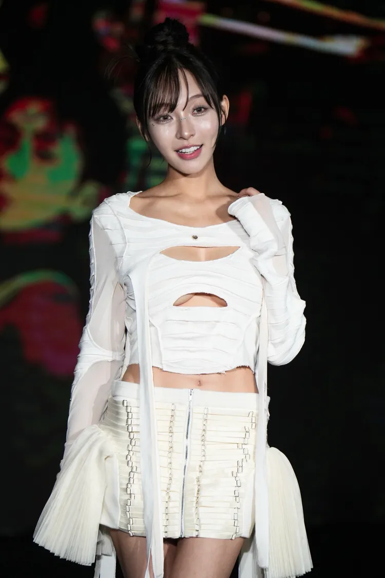 林襄胸前性感「開洞」辣露美乳。彭欣偉攝