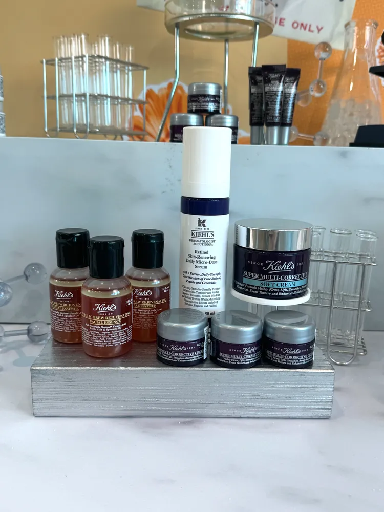 周年慶折扣最高的無油緊緻煥膚組，A醇全能新生抗痕精華 50ml、超進化無油抗老乳霜50ml、超進化全能修護超級乳霜7ml*3、超活酵青春精釀露40ml*3，5805元（價值11618元）。張家玲攝