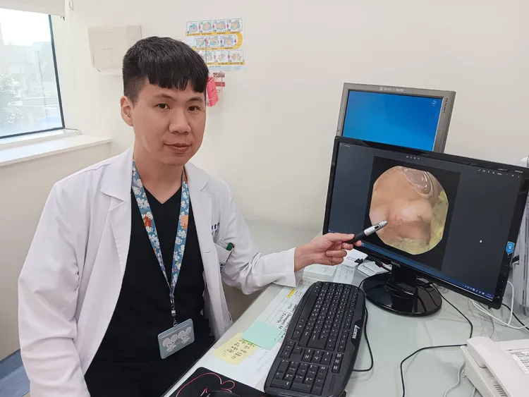兒童醫學部小兒腸胃科胡書瑋醫師筆指處即為小腸潰瘍以及出血處。童醫院提供