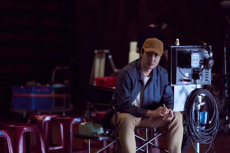 薛仕凌飾演浪漫才華的emo導演。Netflix提供