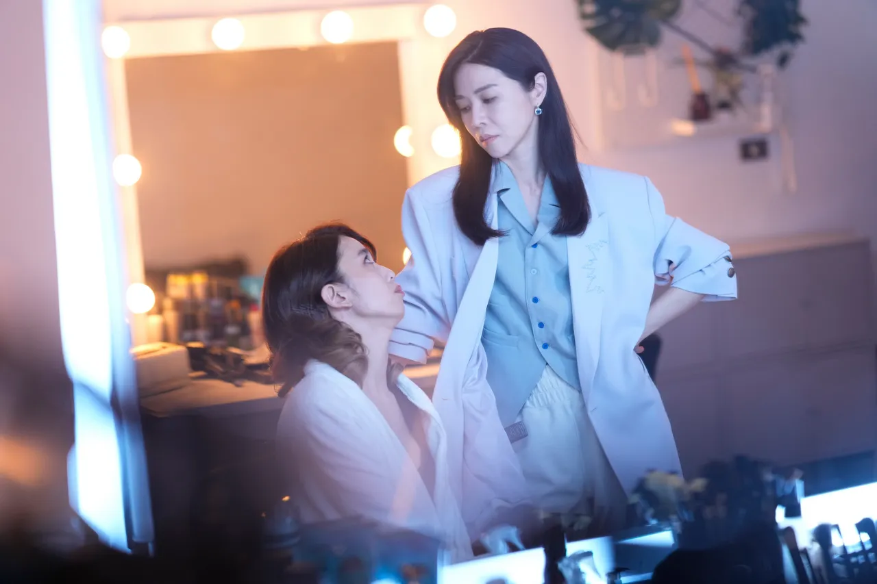 謝盈萱戲裡擔任陳庭妮的經紀人。Netflix提供
