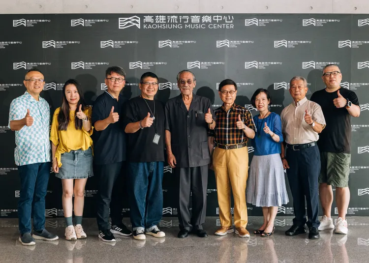 藍寶石大歌廳首部紀錄片開鏡，由左到右：藝人豬哥亮之子謝順福、監製朱詩倩、導演楊力州。高流提供