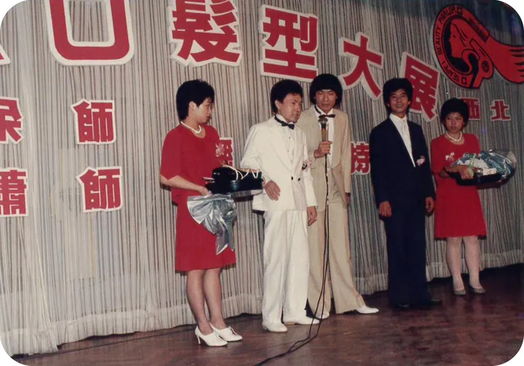 藍寶石大歌廳演出，豬哥亮與髮型設計師余南宏師傅(左2)及蕭國雲師傅(右2)。高流提供