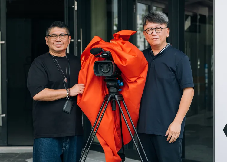 藍寶石大歌廳首部紀錄片開鏡儀式，高流執行長丁度嵐與導演楊力州。高流提供