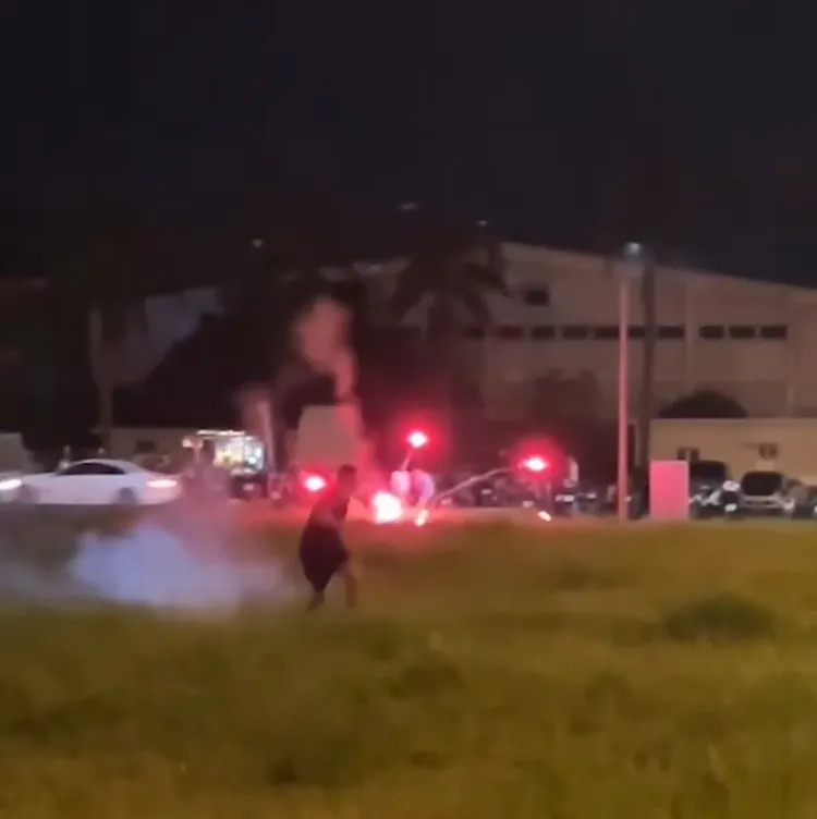 不明男子朝著人車發射煙火，還放聲大笑。翻攝照片