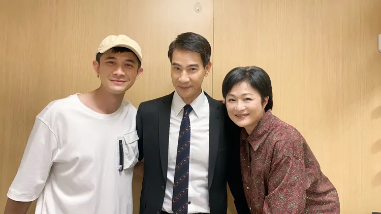 翁家明（中）開心在棚內遇到曾子益（左）及18年前拍戲的搭檔林小樓。民視提供