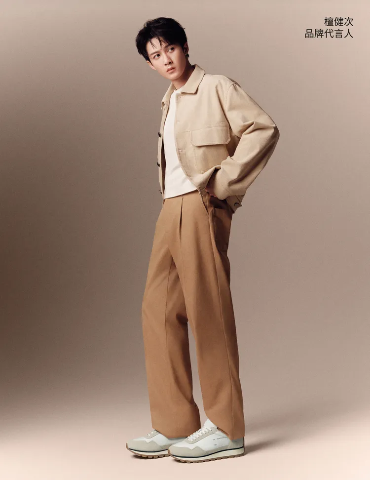 檀健次換上卡其色套裝化身義式型男。品牌提供