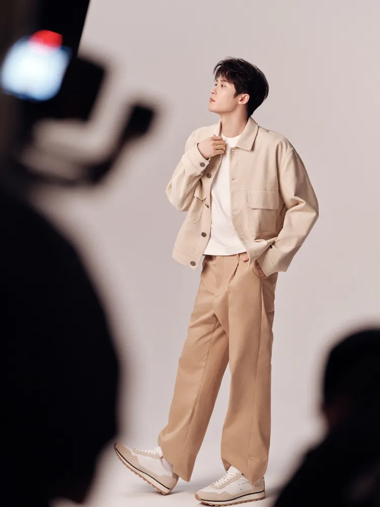 HOGAN加碼曝光了檀健次拍攝形象照的幕後側錄花絮。品牌提供