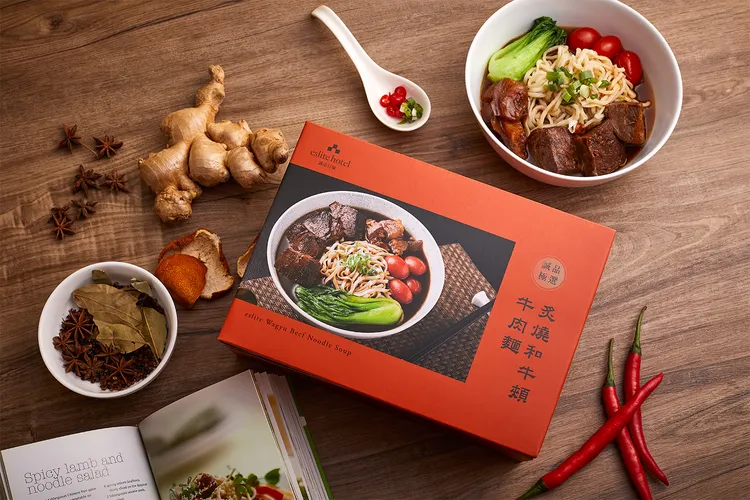 「炙燒和牛頰牛肉麵團圓禮盒」以人文知性的紅磚色禮盒設計。業者提供