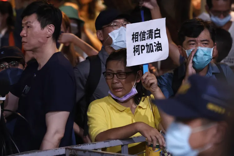 支持者高舉「相信清白、柯P加油」手板。彭欣偉攝