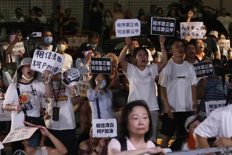 小草們舉手板喊口號力挺柯文哲。彭欣偉攝