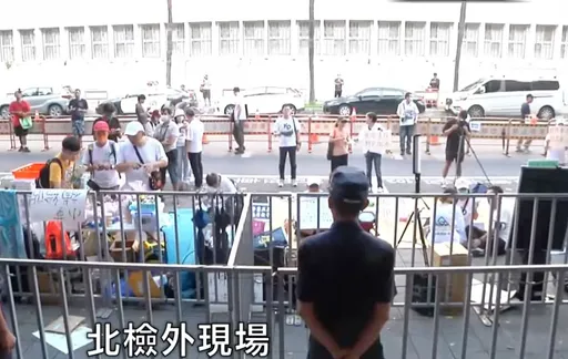 北檢外挺柯文哲「鋪紙板過夜」 小草現況曝!網友:啊人勒?