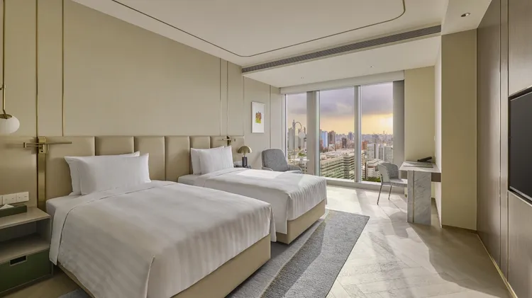 台北漢來大飯店豪華客房一泊二食，內含二人份島語自助晚餐，10月30日前享優惠房價，激省1萬多元，圖為本方案實際適用房型。業者提供