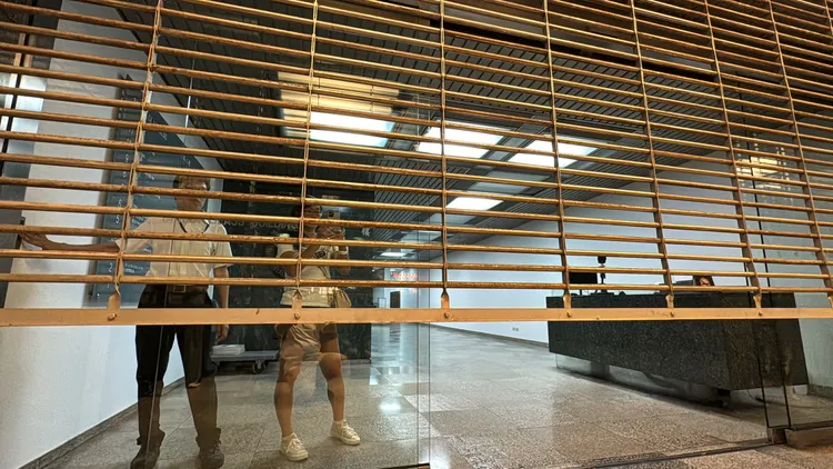 台玻大樓稍早拉下鐵門。記者彭欣偉攝