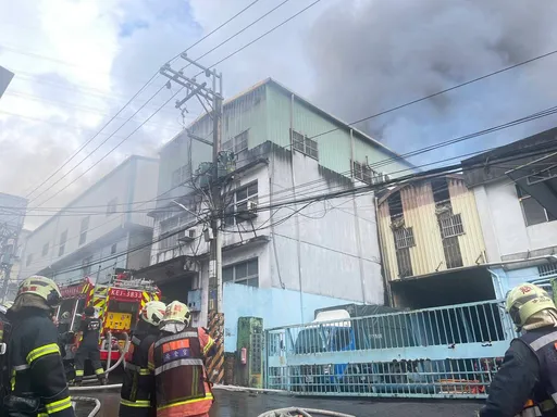 土城五金工廠大火延燒2廠家 消防搶救逾2小時撲滅燃燒1400坪