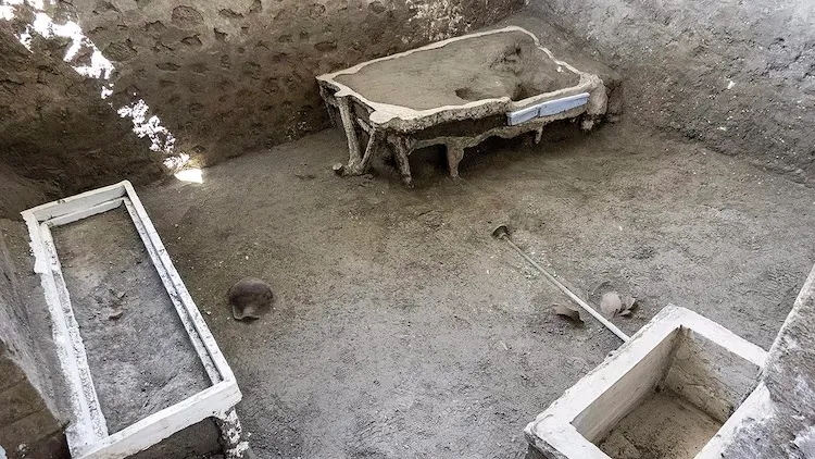 臨時臥室裡有一張木床和一張大理石供桌。翻攝自龐貝古城遺址