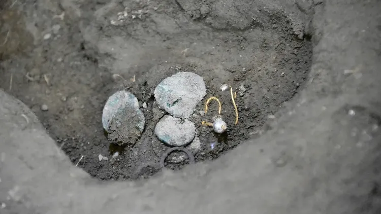 此次出土的財寶，包含一小批金、銀和銅幣，以及金耳環和珍珠耳環。翻攝自龐貝古城遺址