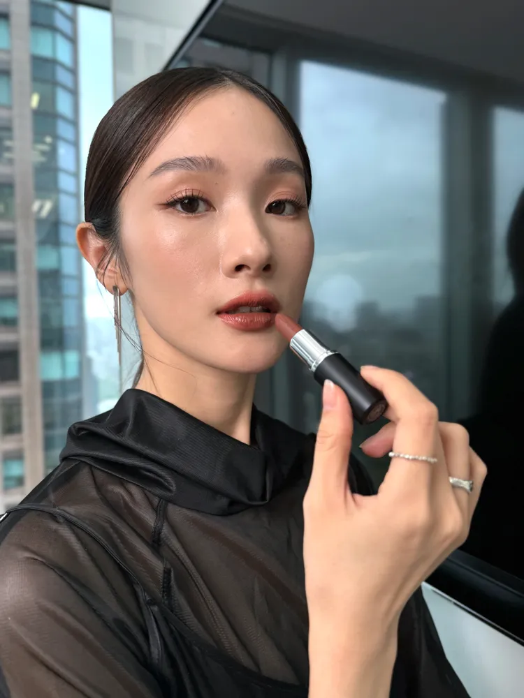 Model示範#807 Truth Be Untold。張家玲攝