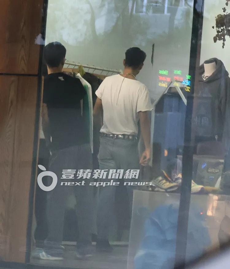 AKIRA跟著團隊往服飾店後方走。特勤中心攝