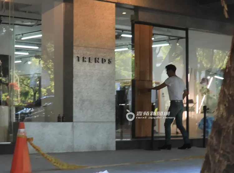 AKIRA與團隊坐車到敦化南路的服飾店，快步進店家挑選。特勤中心攝