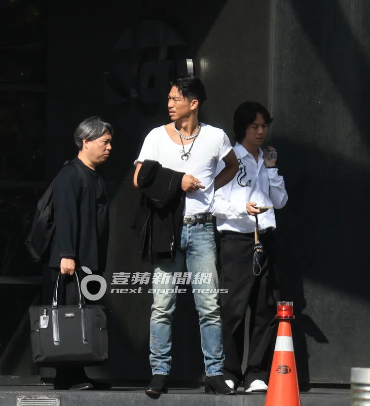 當天氣溫炎熱，AKIRA被豔陽曬到睜不開眼。特勤中心攝