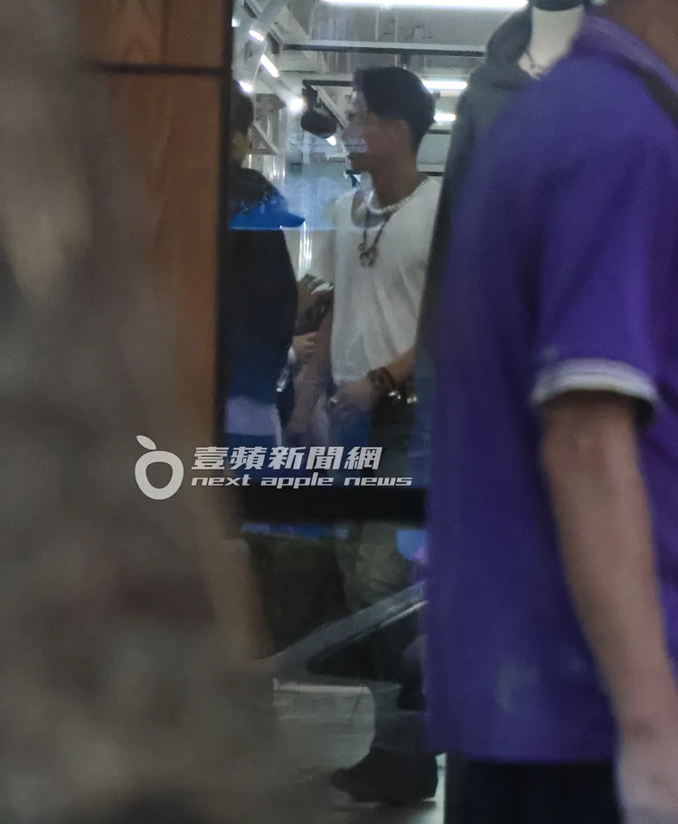 AKIRA接著又去上衣區挑選。特勤中心攝