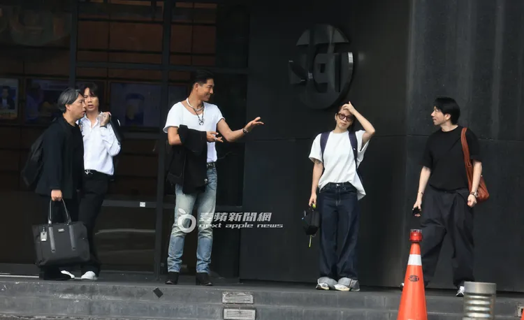 助理告知要先離開，AKIRA伸手表示沒問題。特勤中心攝