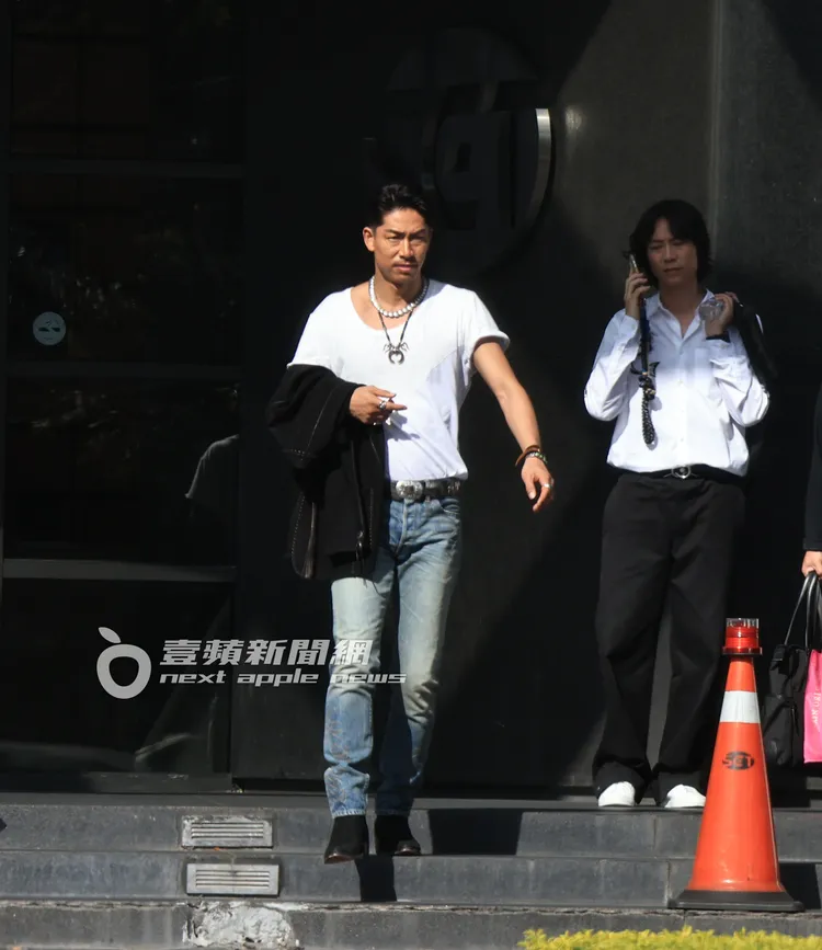 AKIRA走去搭保母車。特勤中心攝