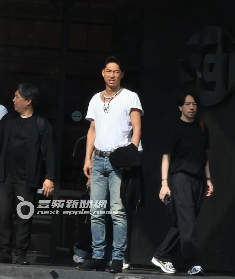 AKIRA（中）一踏出電視台，馬上感受到室外的熱氣。特勤中心攝