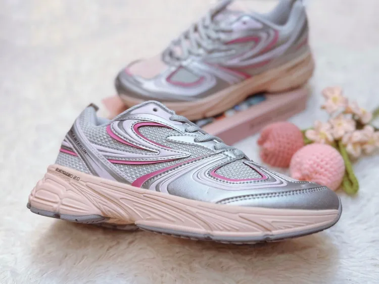 INTERUN跑鞋透過未來感設計替復古廓形帶來奢華質感。品牌提供