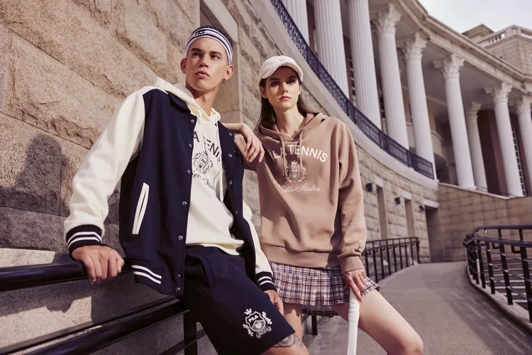 FILA TENNIS首度將桂冠葉與盾形標誌結合打造全新圖騰。品牌提供