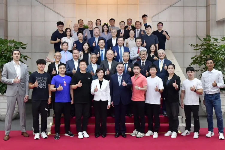 卓榮泰相信台灣在國際上取得佳績，能帶動全民參與體育。行政院提供