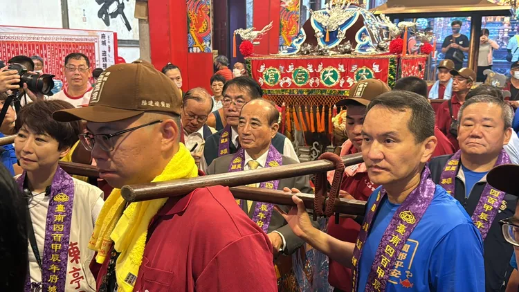 禮炮一響，鎮南媽神轎正式起行，愛爾麗總裁常如山也扛著神轎出發。莊曜聰攝影