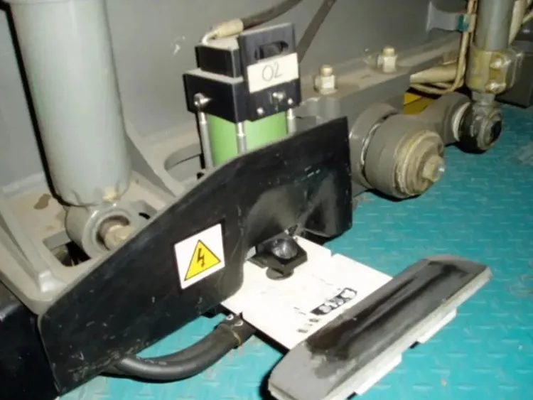 維修人員發現列車集電靴有撞擊痕跡。民眾提供