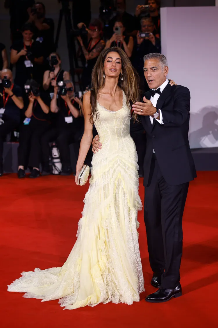 克魯尼（右）也帶律師嬌妻艾默出席首映。美聯社